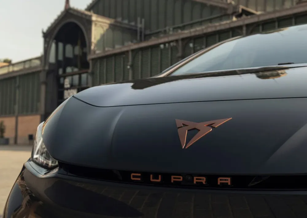 Emblem Cupra Born > Penny Copper-metallic | Vag