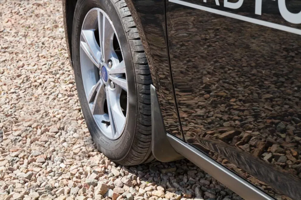 Skvettlapp Ford Focus III Sedan (2010-2019) – ABS | Ven-Tuning