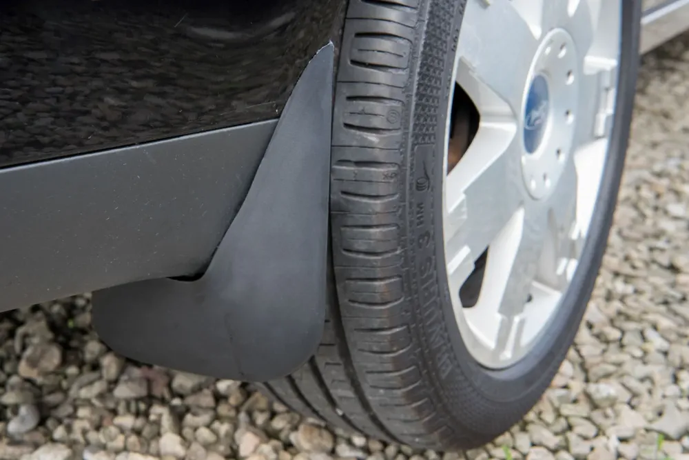 Skvettlapp Ford Mondeo III Sedan (2000-2007) – ABS | Ven-Tuning