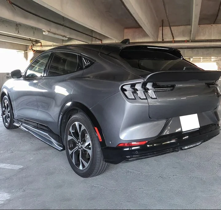 Sideskjørt Ford Mustang Mach‑E 2021–2023 - høyglans svart
