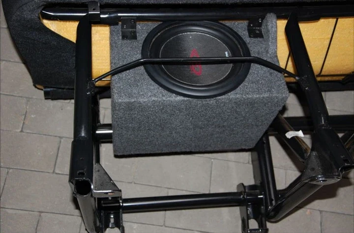 ConnectED Bilspesifikk basskasse 8"