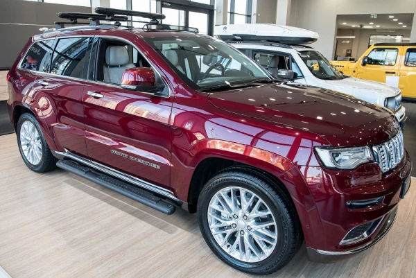 Stigtrinn Jeep Grand Cheeroke Ventshield (2010-2020)