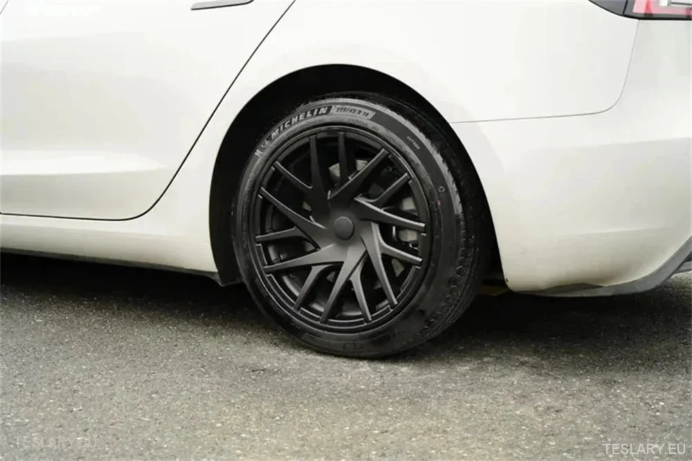 18" Tesla 3 Highland helfelg matt svart hjulkapsel
