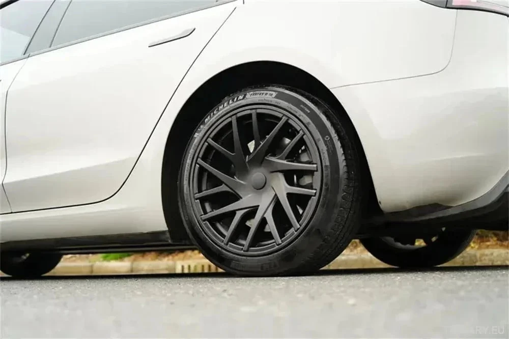 18" Tesla 3 Highland helfelg matt svart hjulkapsel