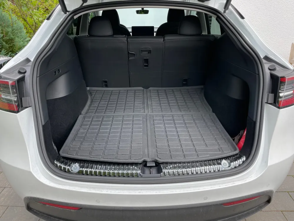 Tesla Model Y støvelterskelbeskyttelse i sort aluminium