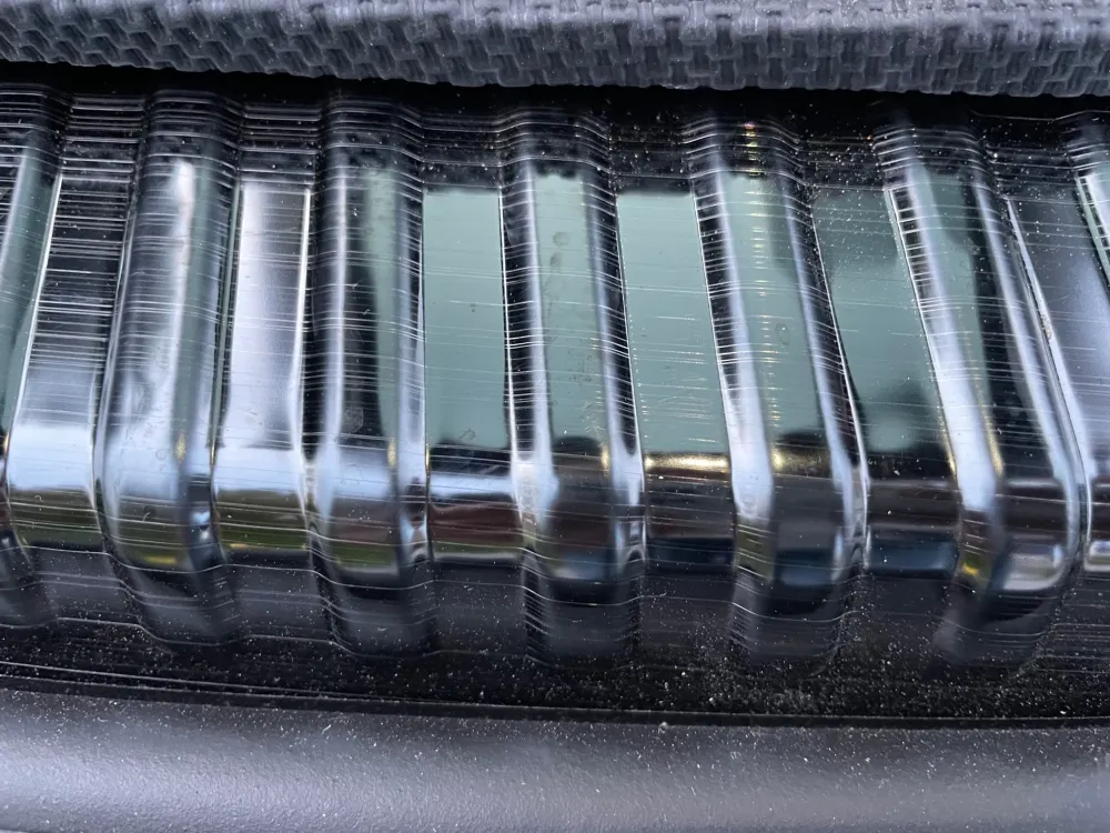 Tesla Model Y støvelterskelbeskyttelse i sort aluminium