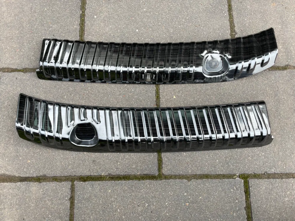 Tesla Model Y støvelterskelbeskyttelse i sort aluminium