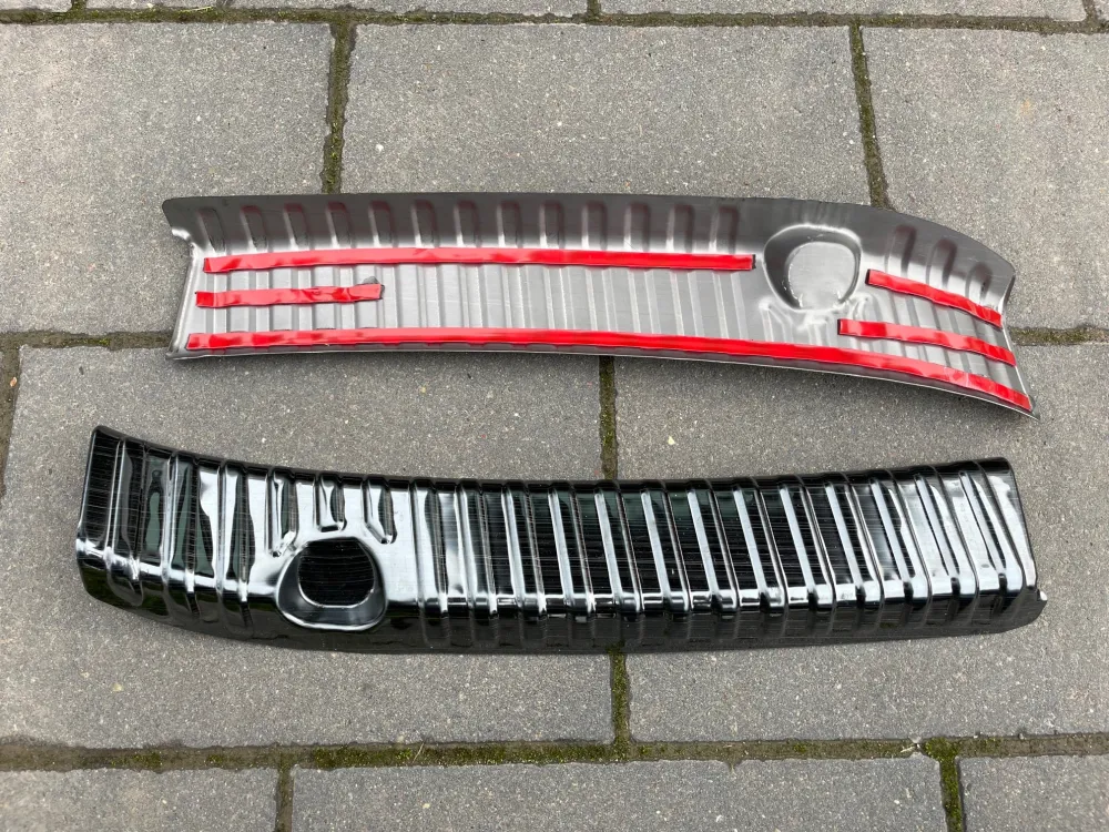 Tesla Model Y støvelterskelbeskyttelse i sort aluminium