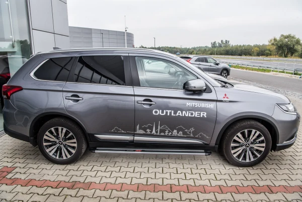 Stigtrinn Mitsubishi Outlander Ventshield (2012-2022)