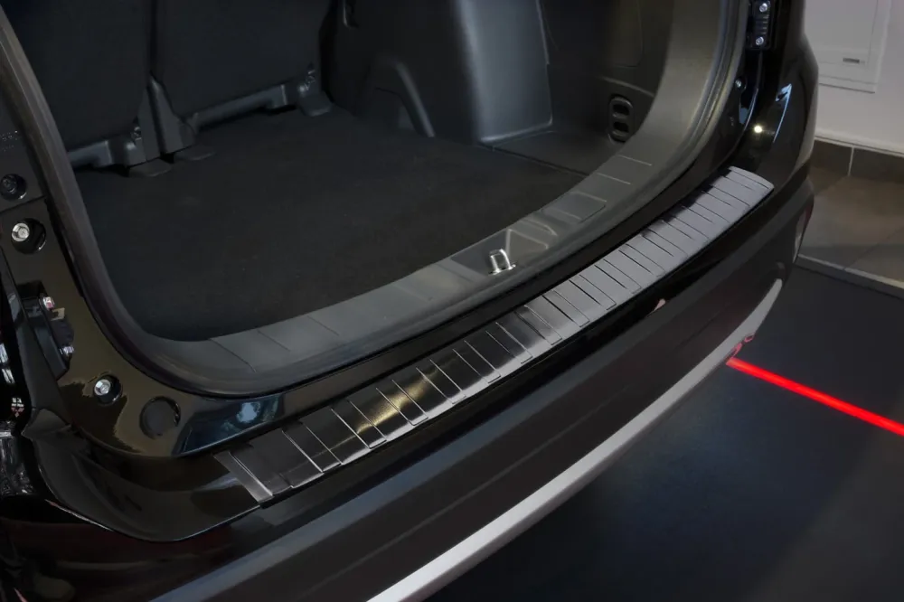 Bakfangerbeskytter Mitsubishi Outlander III facelift / Black Edition (passer ikke til modeller med PDC) (2015-2021)