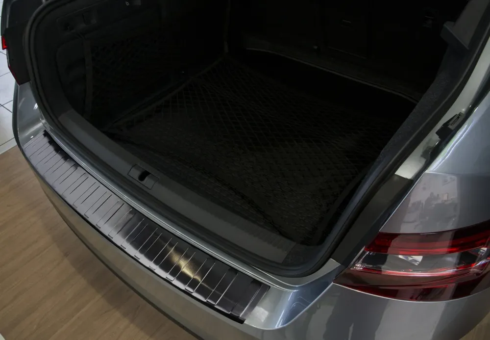 Bakfangerbeskytter Skoda Superb III Liftback / Black Edition (2015-2024) – Rustfritt stål | Avisa
