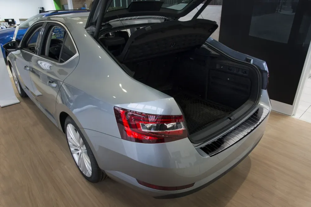 Bakfangerbeskytter Skoda Superb III Liftback / Black Edition (2015-2024) – Rustfritt stål | Avisa
