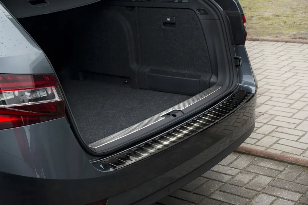 Bakfangerbeskytter Skoda Superb III Stasjonsvogn / Black Edition (2015-2024) – Rustfritt stål | Avisa