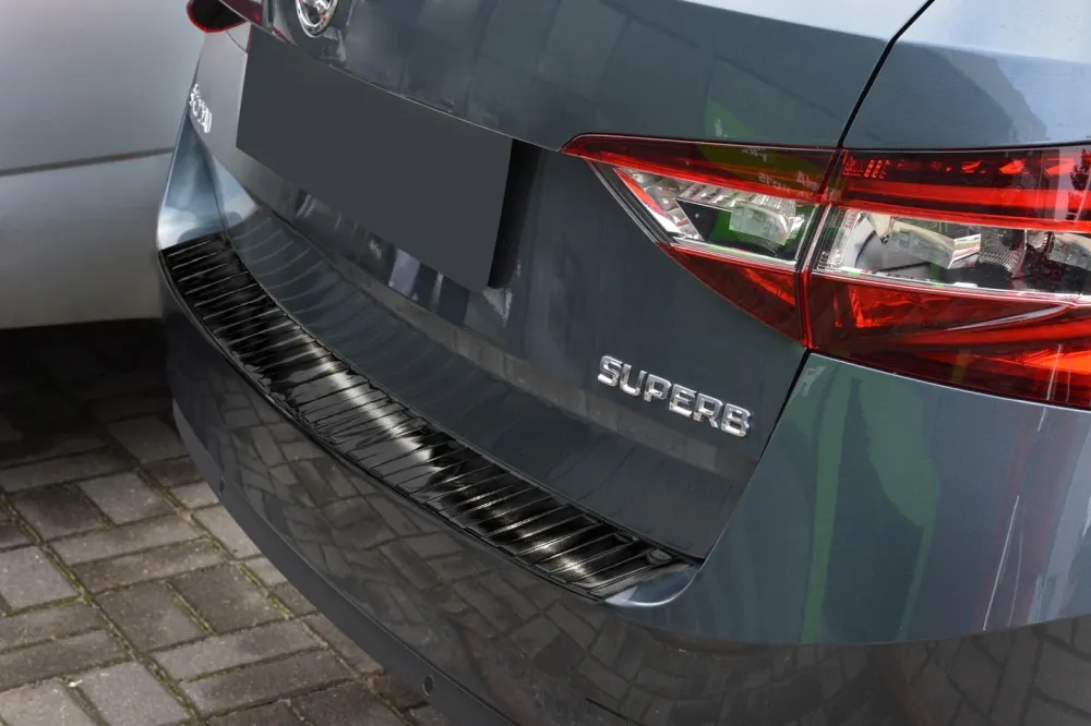 Bakfangerbeskytter Skoda Superb III Stasjonsvogn / Black Edition (2015-2024) – Rustfritt stål | Avisa