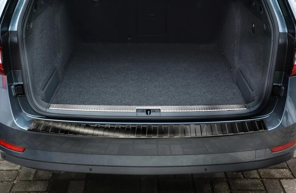 Bakfangerbeskytter Skoda Superb III Stasjonsvogn / Black Edition (2015-2024) – Rustfritt stål | Avisa