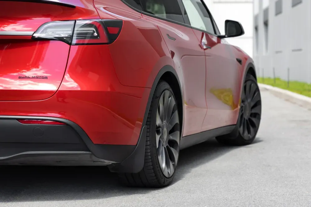 Skvettlapp Tesla Model Y / sett 4 stk. (2020-2025) – (PU) polyuretan + ABS Automotive