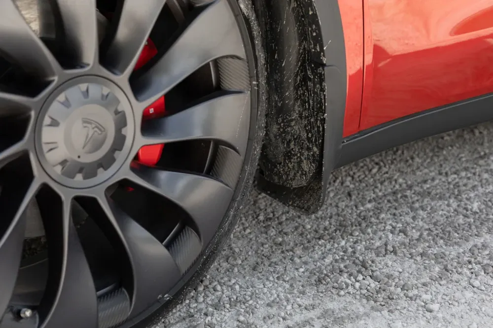 Skvettlapp Tesla Model Y / sett 4 stk. (2020-2025) – (PU) polyuretan + ABS Automotive